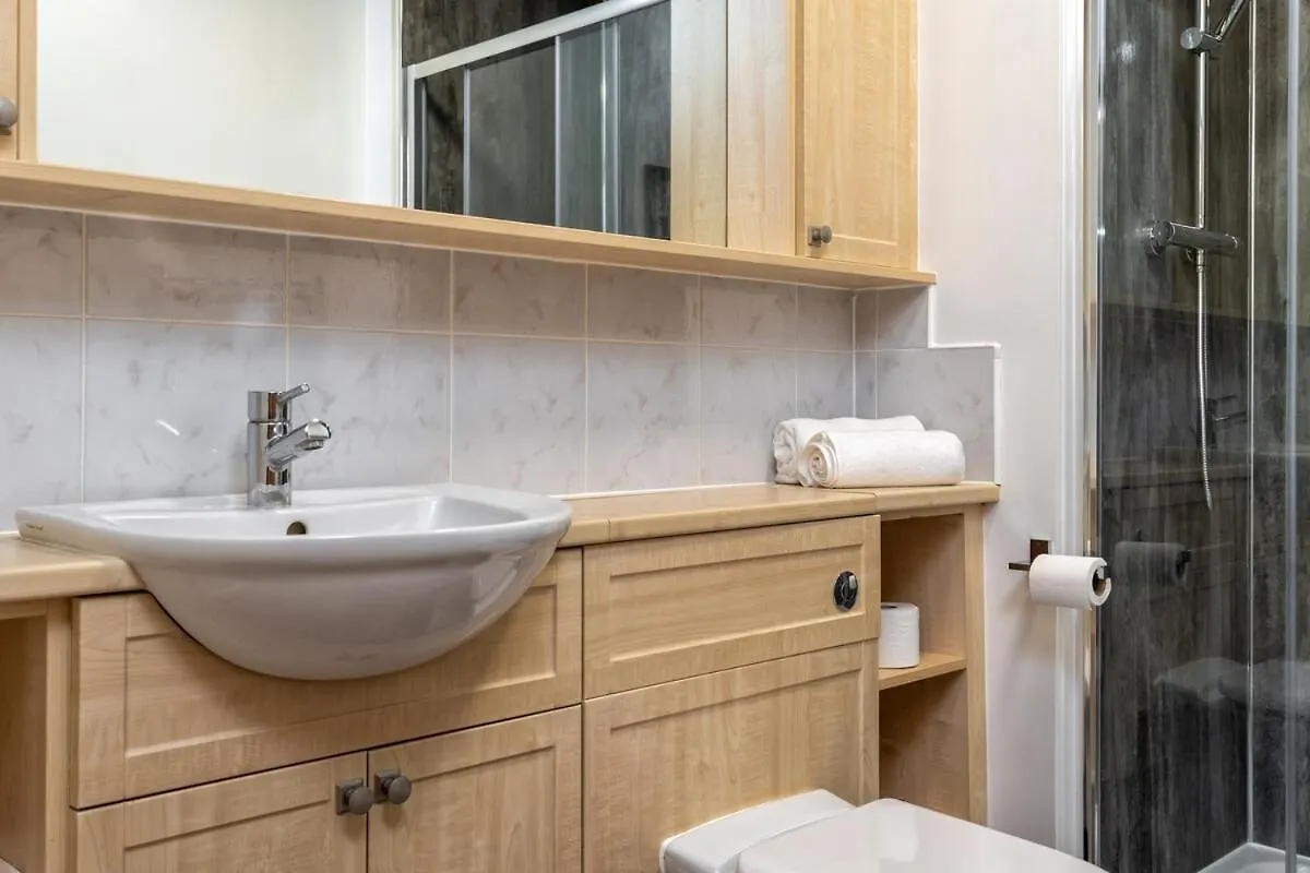 Apartment Queens Crescent - Stylish Retreat And Tranquil Aberdeen