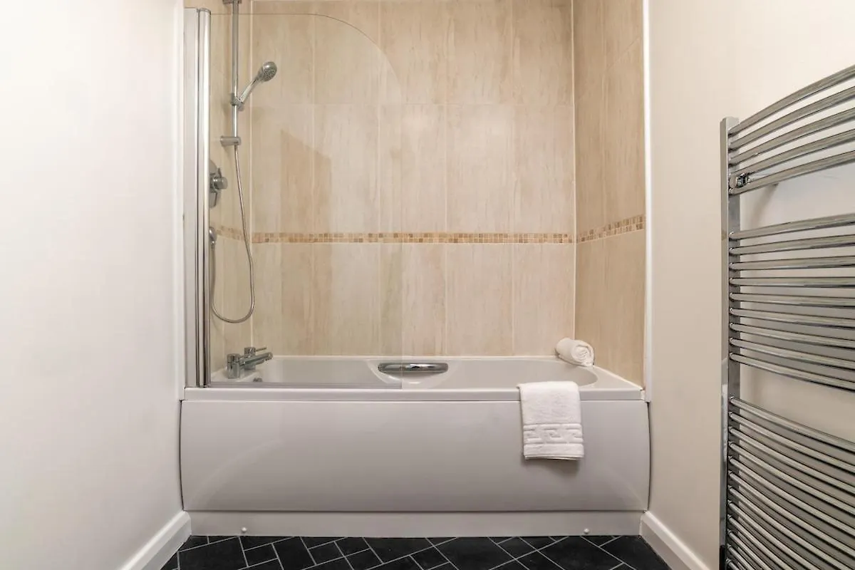 Queens Crescent - Stylish Retreat And Tranquil Aberdeen Apartment