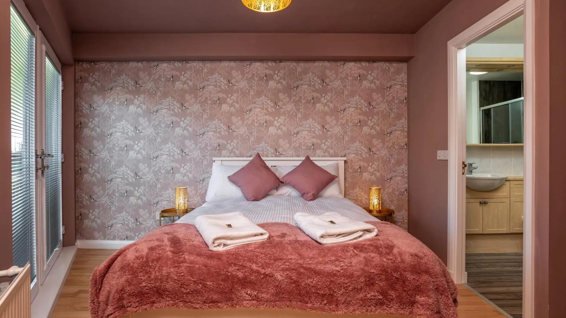 Apartment Queens Crescent - Stylish Retreat And Tranquil Aberdeen